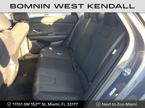 Used 2025 Hyundai Elantra SE image 14