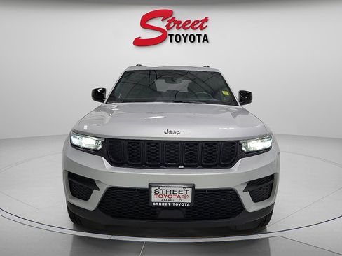 Used 2024 Jeep Grand Cherokee Altitude image 6