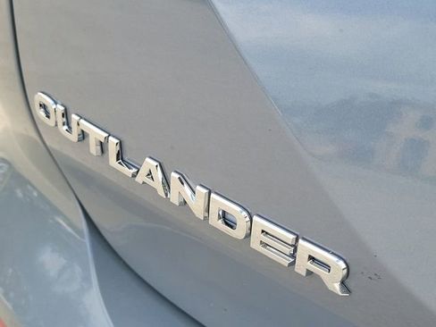 New 2026 Mitsubishi Outlander SE image 9