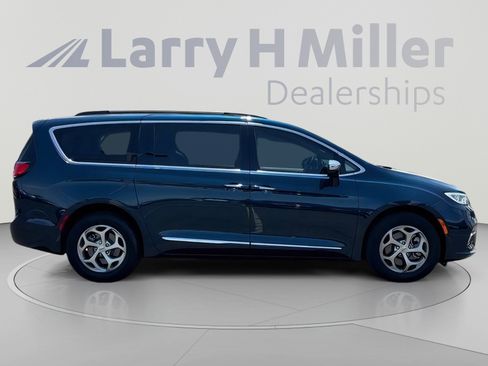 Used 2022 Chrysler Pacifica Limited w/ Uconnect Theater Family Group AWD/4WD image 7