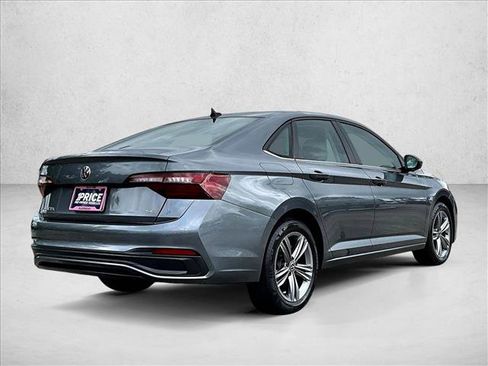 Used 2024 Volkswagen Jetta SE FWD image 2