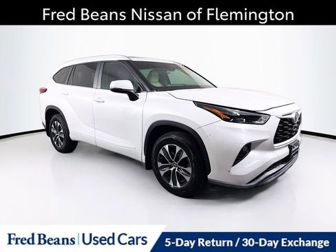 Used 2023 Toyota Highlander XLE AWD/4WD image 1