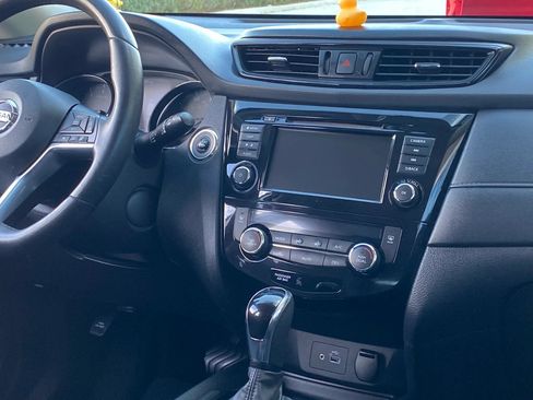 Used 2018 Nissan Rogue SV w/ Premium Package FWD image 21