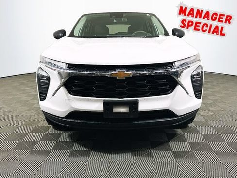 Used 2025 Chevrolet Trax LS FWD image 3