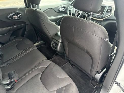 Used 2016 Jeep Cherokee Latitude w/ Cold Weather Group AWD/4WD image 17