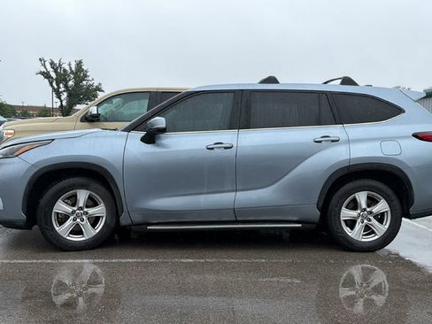 Used 2022 Toyota Highlander LE image 9