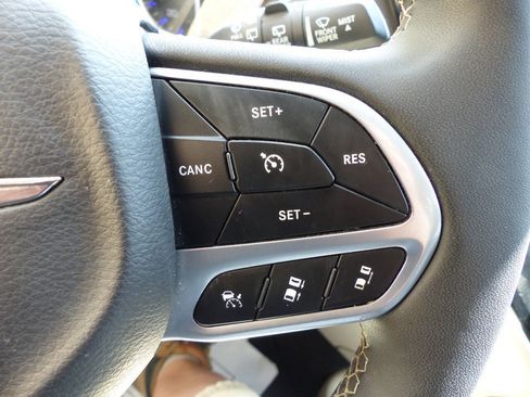 Used 2024 Chrysler Pacifica Touring-L FWD image 43