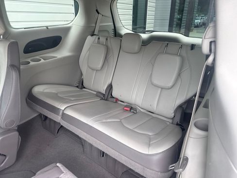 Used 2019 Chrysler Pacifica Touring-L w/ Premium Audio Group FWD image 15