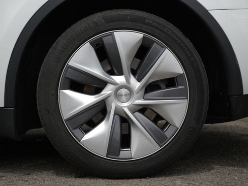 Used 2023 Tesla Model Y AWD image 14
