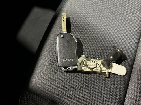 Used 2025 Kia Soul LX w/ LX Technology Package FWD image 18