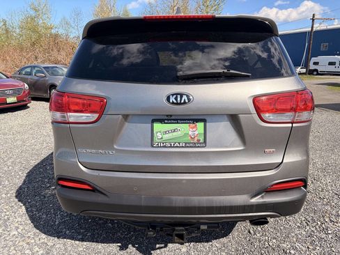 Used 2016 Kia Sorento LX w/ LX Convenience Package image 4