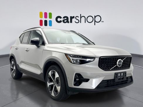 Used 2025 Volvo XC40 B5 Plus AWD/4WD image 7