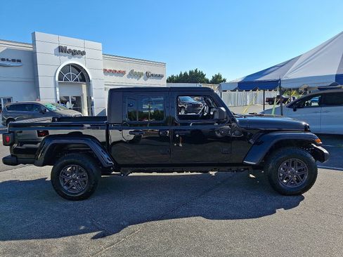 New 2025 Jeep Gladiator Sport image 7