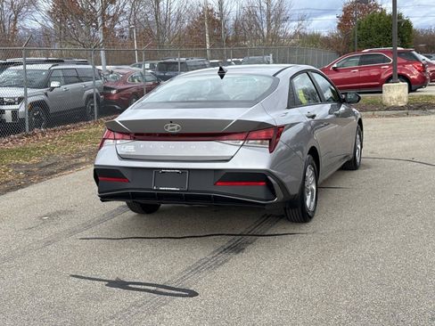 Used 2026 Hyundai Elantra SE FWD image 5