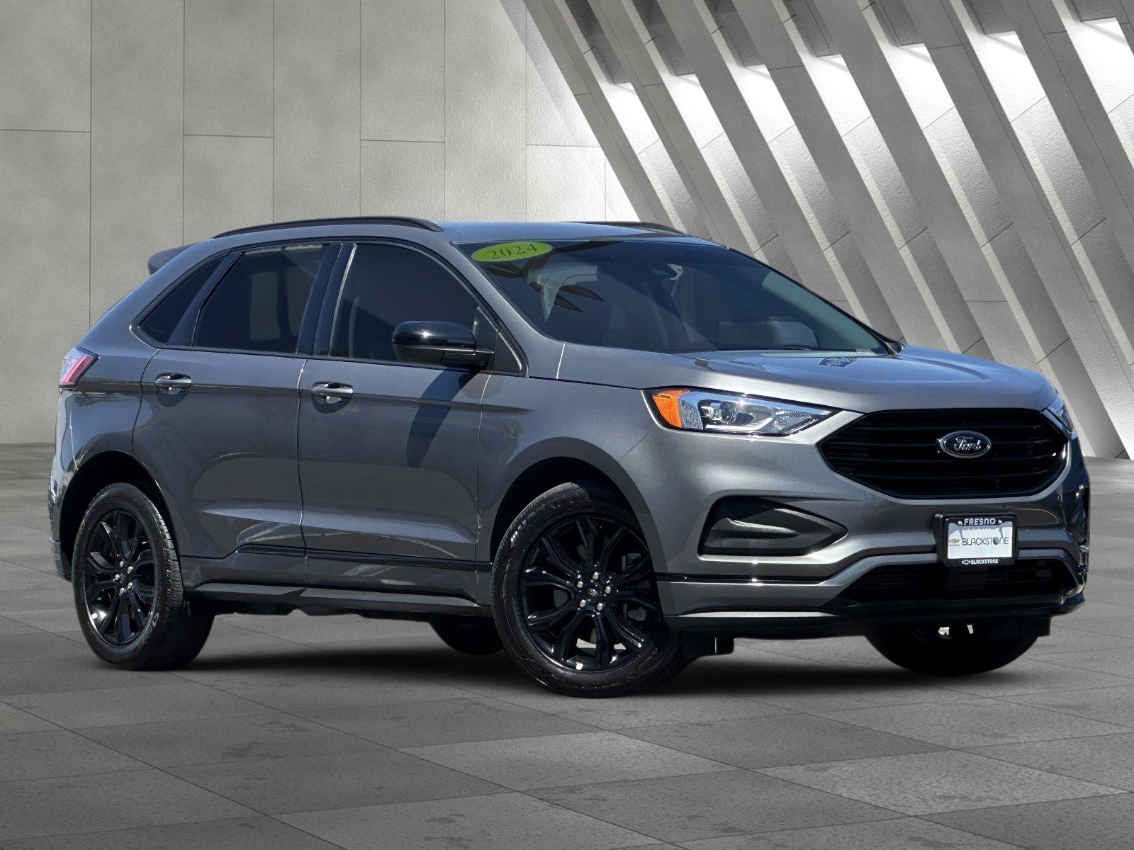 Used 2024 Ford Edge SE w/ Black Appearance Package AWD/4WD image 2