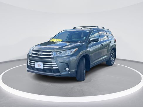 Used 2018 Toyota Highlander Plus AWD/4WD image 3
