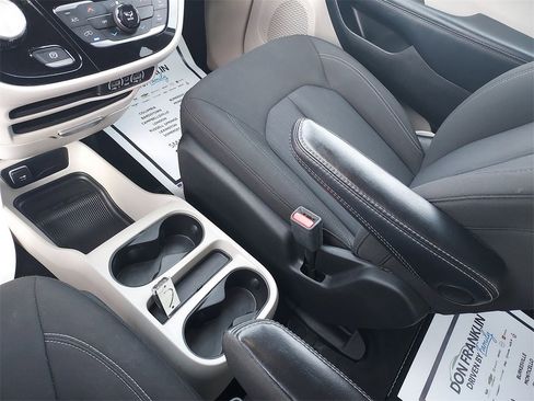 Used 2023 Chrysler Voyager LX image 26