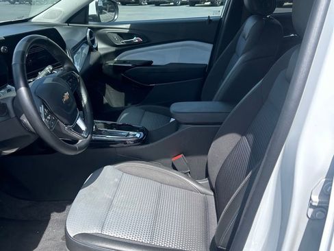 Used 2025 Chevrolet Trax LT w/ LT Convenience Package FWD image 18