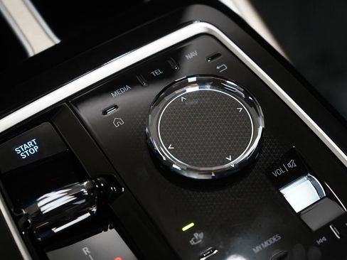 Used 2025 BMW i7 M70 w/ Executive Package image 30