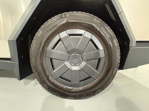 Used 2025 Tesla Cybertruck AWD Crew Cab image 51