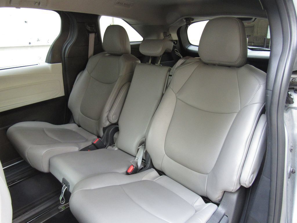 Certified 2025 Toyota Sienna XLE FWD image 17