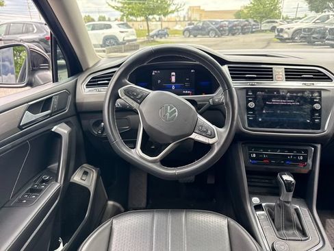 Used 2022 Volkswagen Tiguan SE w/ Panoramic Sunroof Package AWD/4WD image 17