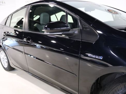 Used 2021 Toyota Prius LE FWD image 9