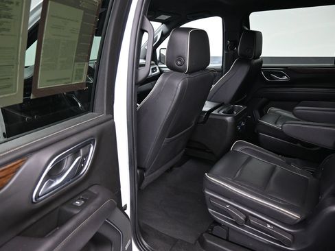 Used 2022 Chevrolet Suburban Premier RWD image 17