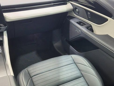 Used 2025 Lincoln Nautilus Reserve AWD/4WD image 13