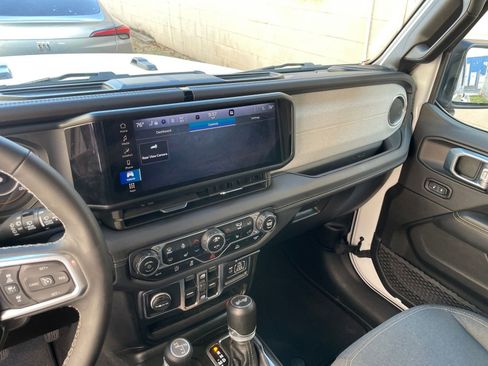 Used 2025 Jeep Wrangler Sahara image 18