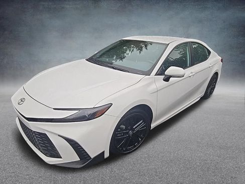 Used 2025 Toyota Camry SE FWD image 4