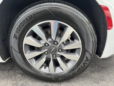 Used 2024 Chrysler Pacifica Limited FWD image 30