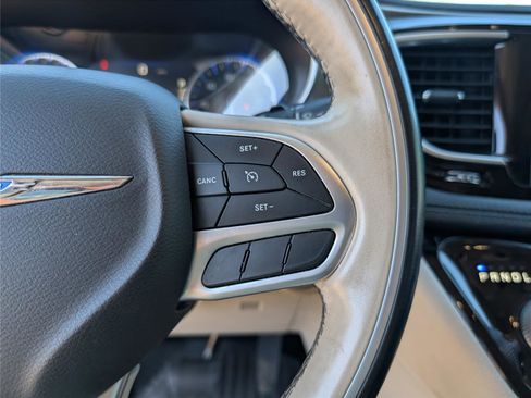 Used 2018 Chrysler Pacifica Limited image 25