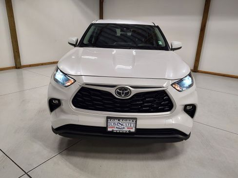 Used 2023 Toyota Highlander LE image 3