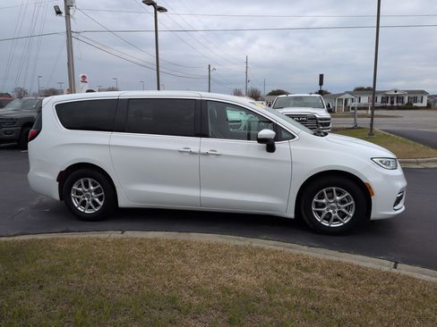 Used 2023 Chrysler Pacifica Touring-L image 4