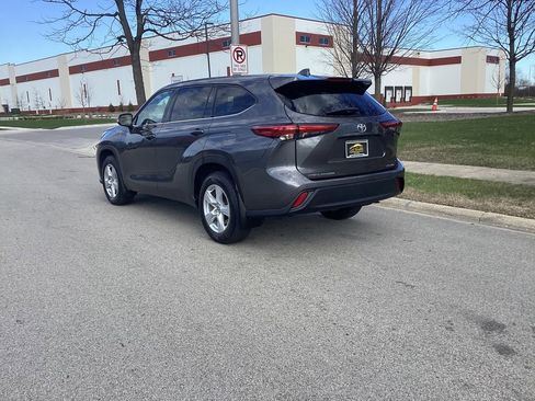 Used 2021 Toyota Highlander LE AWD/4WD image 3
