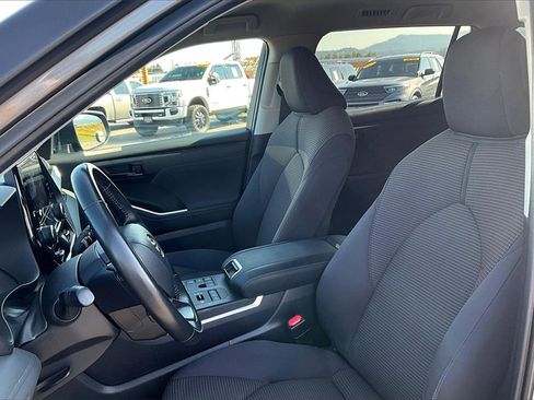 Used 2024 Toyota Highlander LE image 25