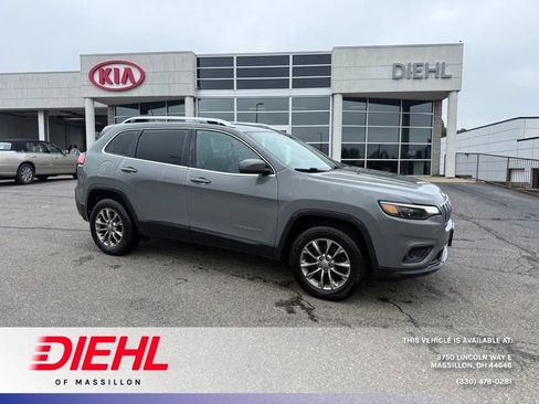 Used 2019 Jeep Cherokee Latitude Plus w/ Cold Weather Group AWD/4WD image 1