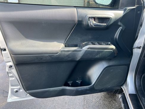 Used 2019 Toyota Tacoma TRD Off-Road image 19