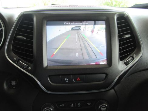 Used 2019 Jeep Cherokee Trailhawk w/ Comfort/Convenience Group AWD/4WD image 34