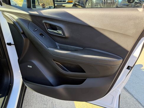 Used 2019 Chevrolet Trax LT w/ Sun & Sound Package image 27