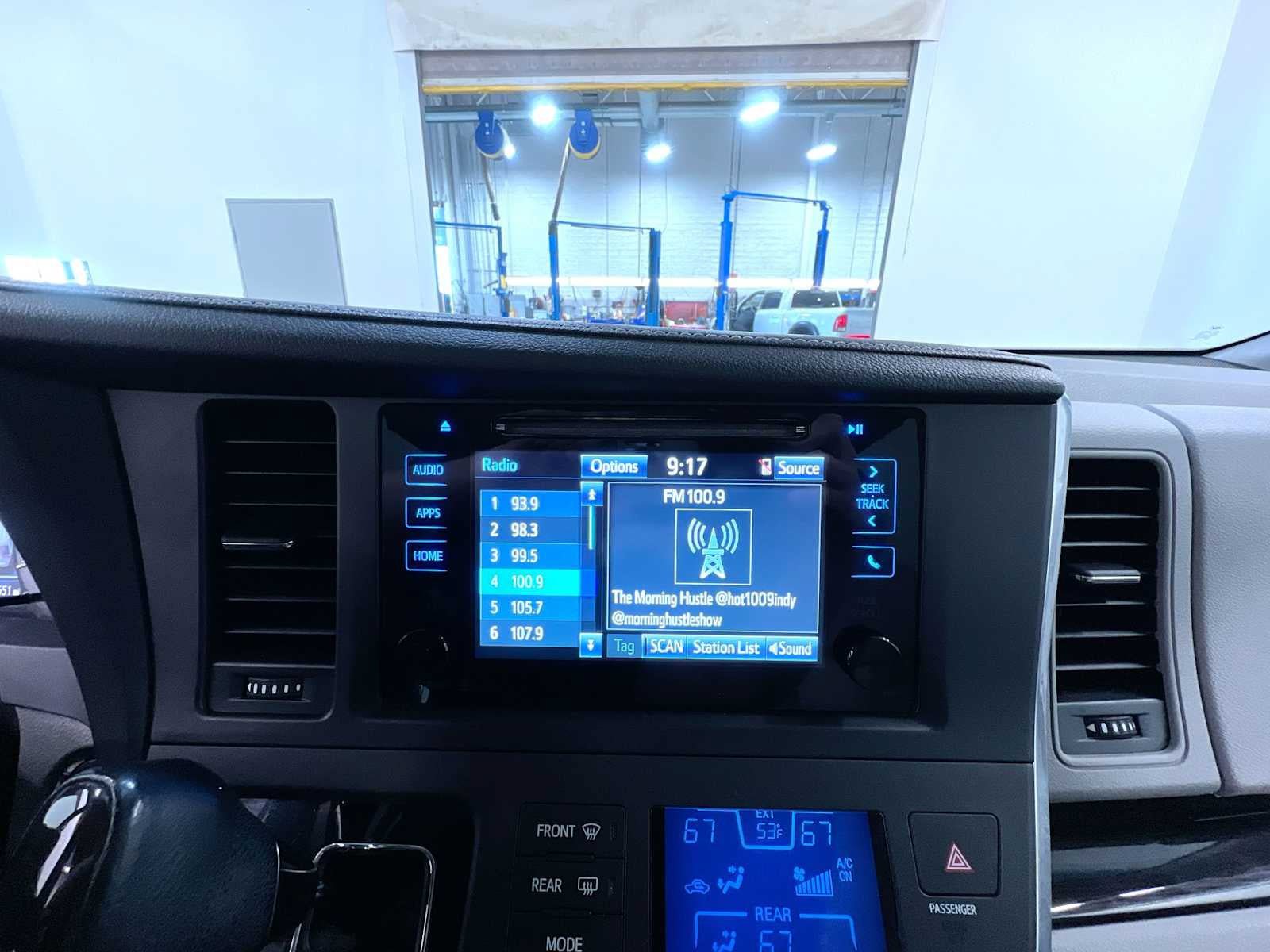 Used 2015 Toyota Sienna XLE FWD image 27