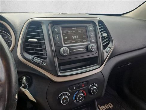 Used 2017 Jeep Cherokee Sport image 9