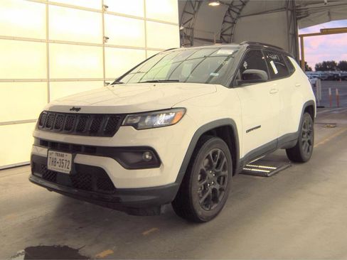 Used 2023 Jeep Compass Latitude w/ Convenience Group AWD/4WD image 2