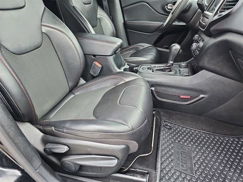 Used 2022 Jeep Cherokee Trailhawk w/ Comfort/Convenience Group image 10