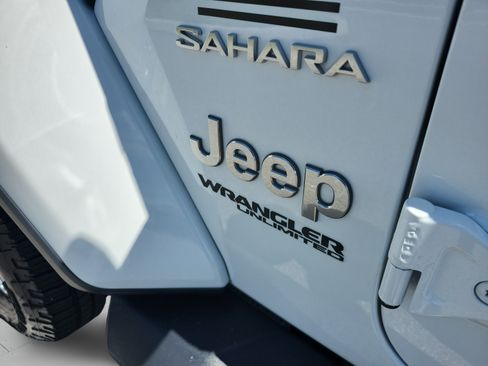 Used 2018 Jeep Wrangler Unlimited Sahara AWD/4WD image 30