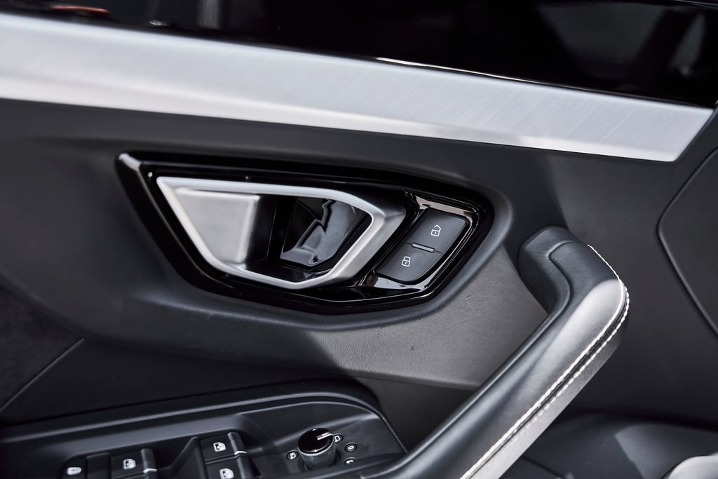 Used 2022 Lamborghini Urus AWD/4WD image 33