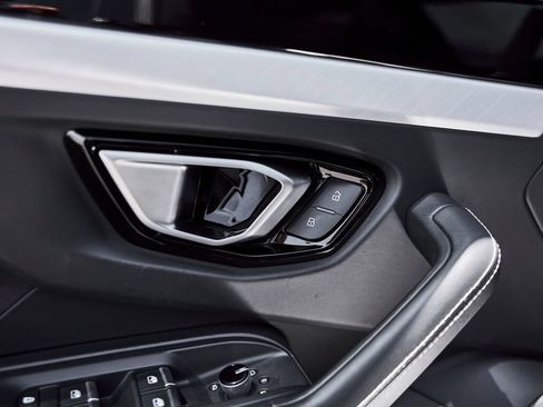 Used 2022 Lamborghini Urus AWD/4WD image 33