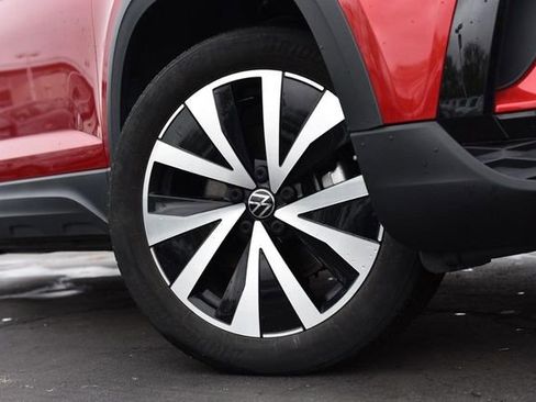 Certified 2023 Volkswagen Taos SE w/ Panoramic Sunroof Package image 3