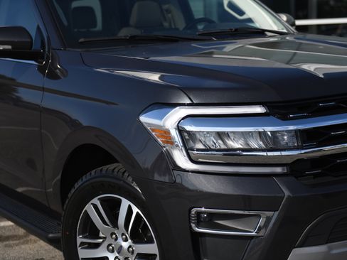 Used 2024 Ford Expedition Limited image 3